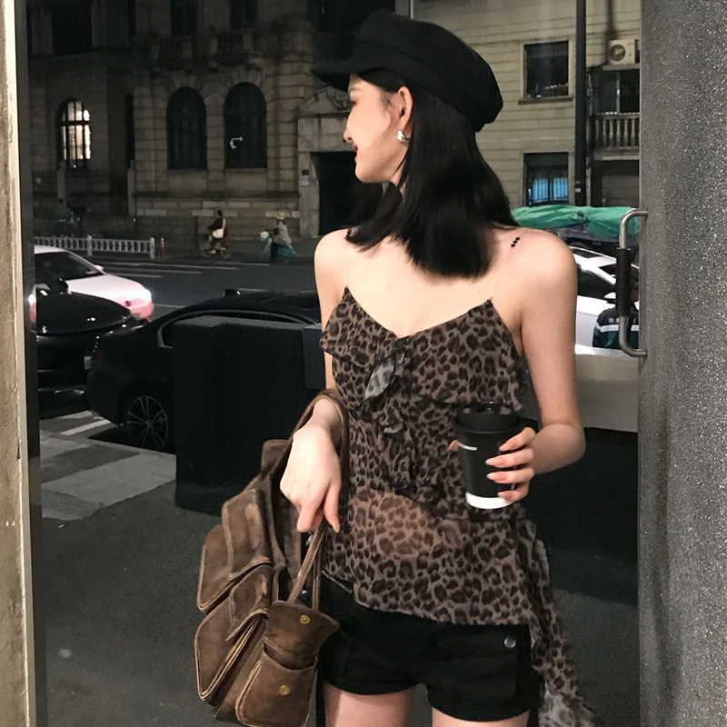 Complete three standards ~ 2024 new summer leopard print suspender women's summer outer wear v-neck sleeveless top sweet and spicy vest