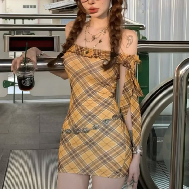 Hot girl retro plaid suspender dress, feminine earring design, streamer skirt, slim hip-hugging skirt