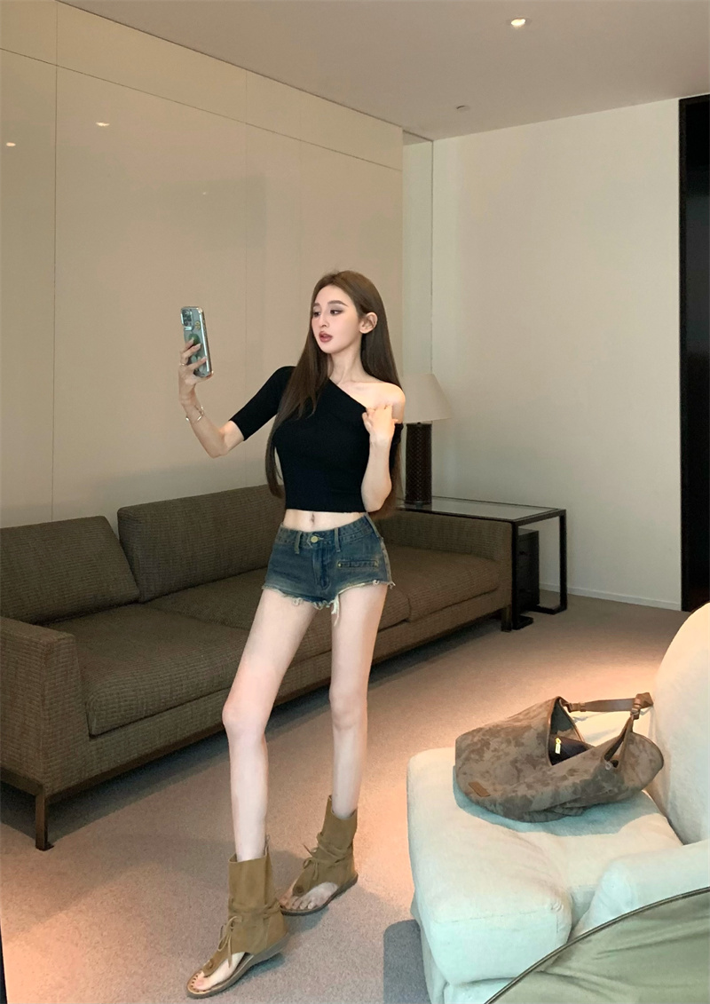 Real shot  Fashion retro temperament spicy girl slimming slant shoulder knitted top + denim shorts 
