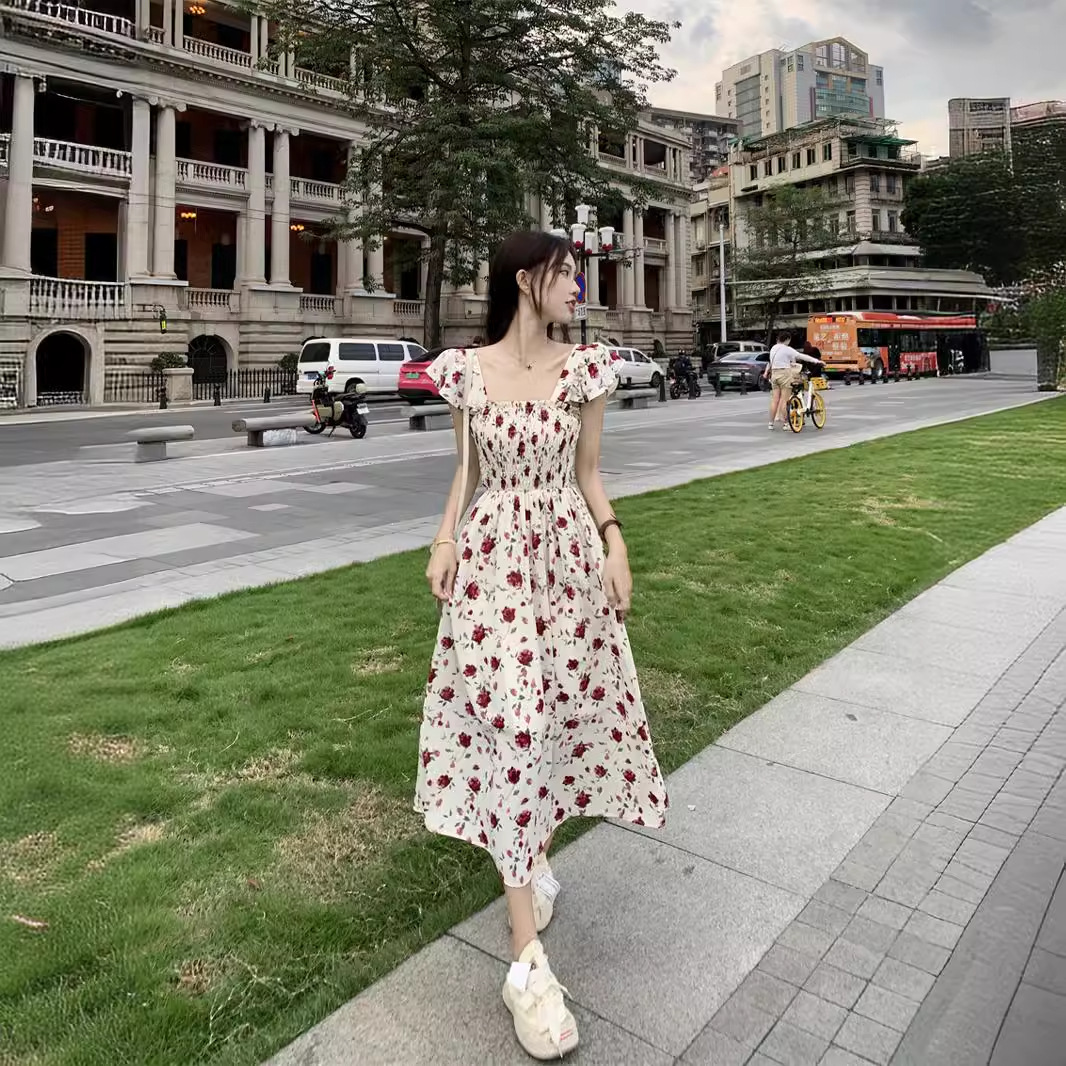 French Hepburn style British style small flying sleeves square neck tea break long skirt pleated waist dress for women 2024 summer new