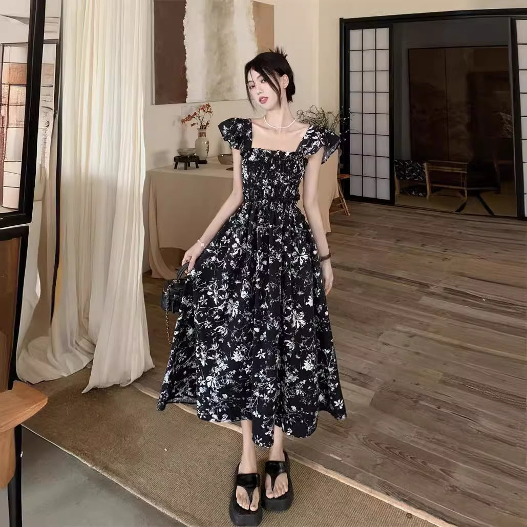 French Hepburn style British style small flying sleeves square neck tea break long skirt pleated waist dress for women 2024 summer new