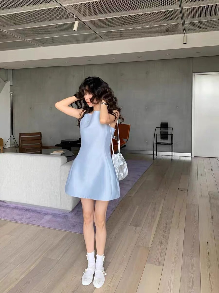 Korean style chic suspender backless dress 2024 early summer new style waist slimming celebrity temperament sexy A-line skirt