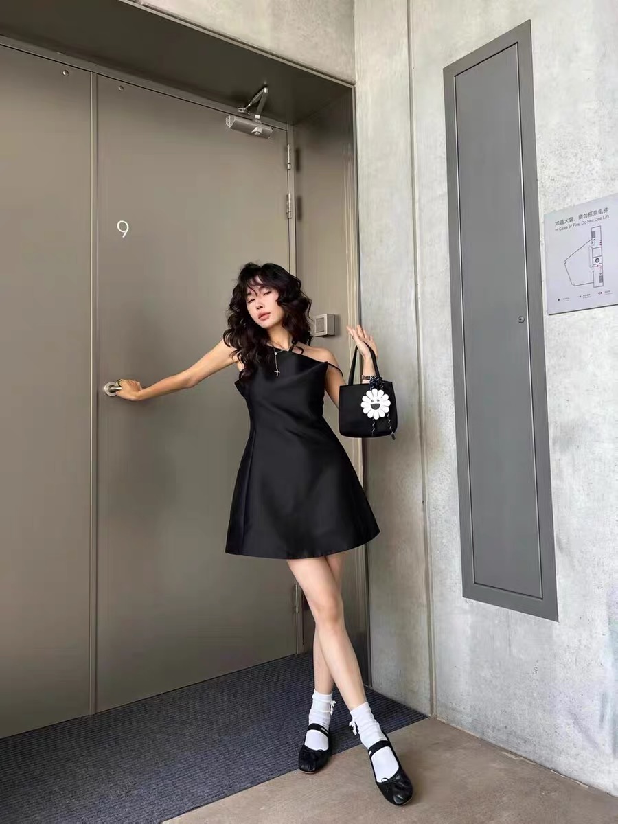 Korean style chic suspender backless dress 2024 early summer new style waist slimming celebrity temperament sexy A-line skirt