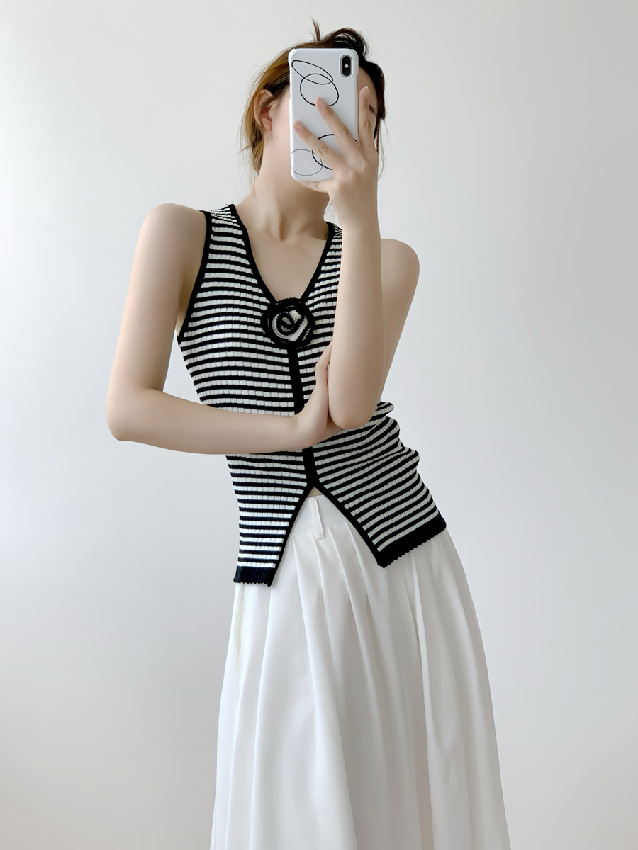 2024 summer new three-dimensional camellia beautiful slit V-neck striped ice silk sweater women's sleeveless suspender top