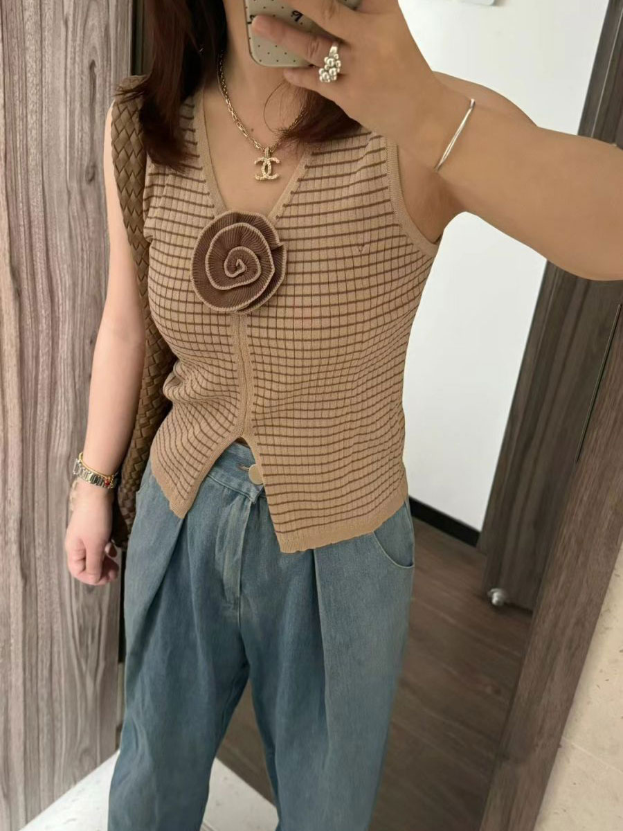 2024 summer new three-dimensional camellia beautiful slit V-neck striped ice silk sweater women's sleeveless suspender top