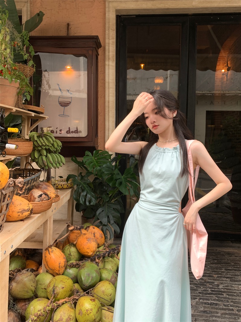 French high-end seaside halter neck suspender dress 2024 summer new style women's seaside vacation backless long dress