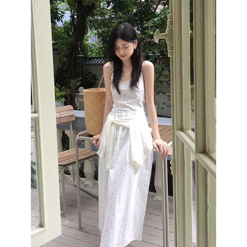 Real shot of retro gentle style spliced ​​floral lace suspender skirt 2024 summer waist-cinching A-line pleated long skirt