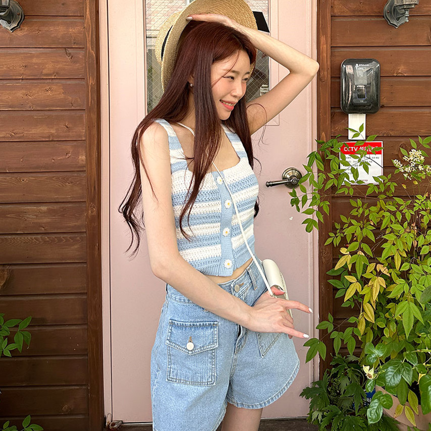 High-waisted, leg-lengthening washed retro denim shorts with double pocket design