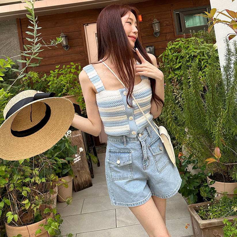 High-waisted, leg-lengthening washed retro denim shorts with double pocket design