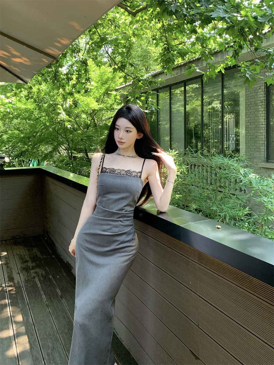 Real shot of summer high-end gray French royal sister's beautiful suspender dress lace splicing pleated hip skirt