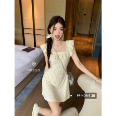 批发法式绝美小飞袖波点显瘦短裙高级感气质收腰荷叶边设计感<b class='q'>连衣裙</b>