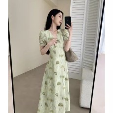 2026夏季新款法式显瘦温柔风V领长裙子绿色碎花连衣裙女