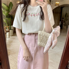 批发白色<b class='q'>花朵</b>短袖<b class='q'>t</b><b class='q'>恤</b>女夏季法式复古设计感小众内搭别致体恤针织上衣
