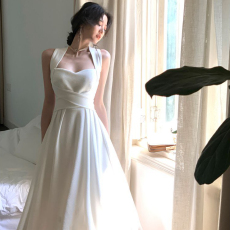 批发白色交叉绑带<b class='q'>吊带</b>连衣裙收腰显瘦女夏2024新款气质温柔风挂脖长裙