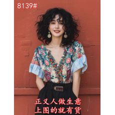 批发荷叶边满面印花V领短袖衬衫女夏季设计感显瘦遮肉别致绝美小上衣