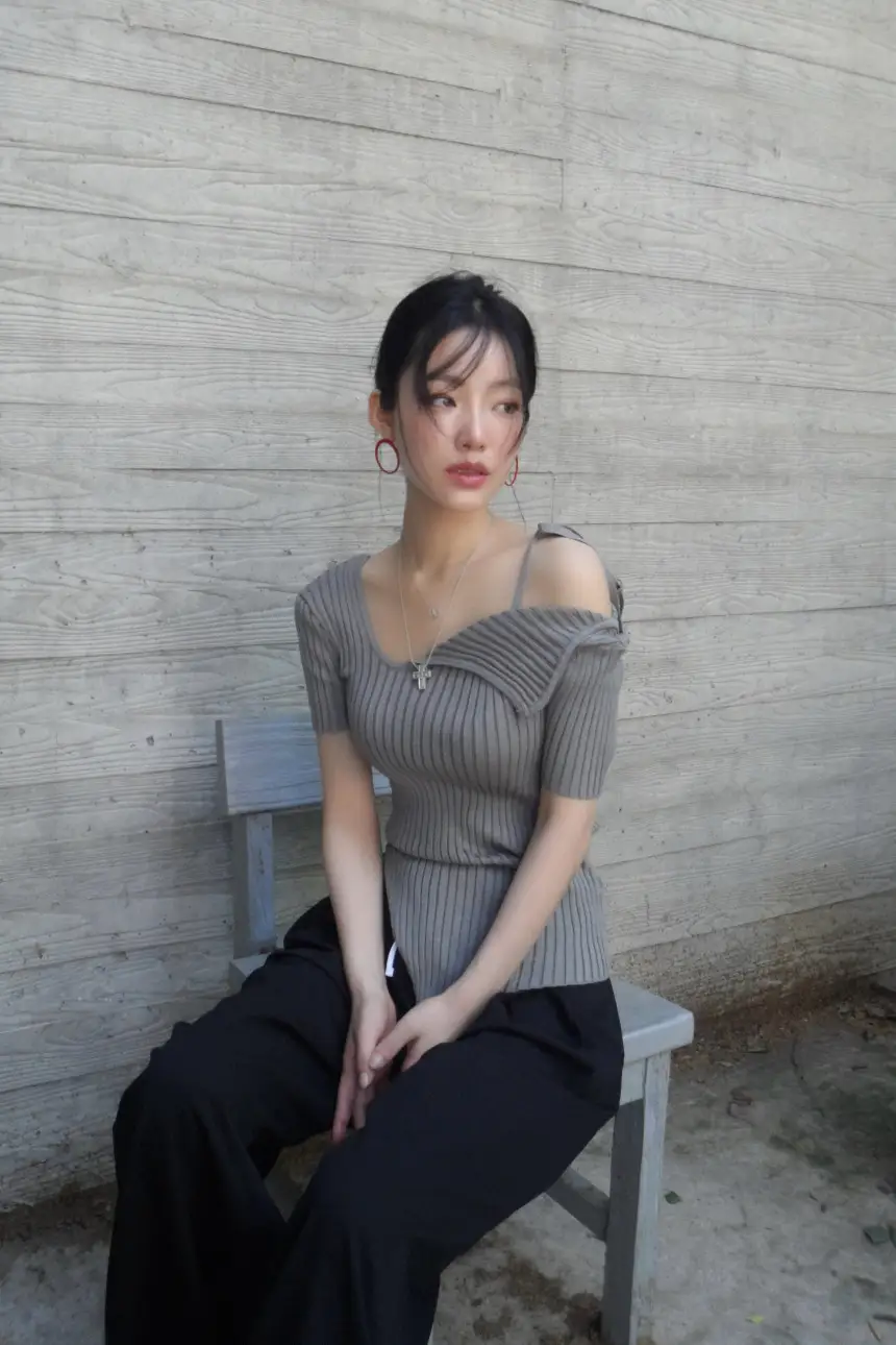 오프숄더 끈 디자인 니트 상의 상세 이미지 19