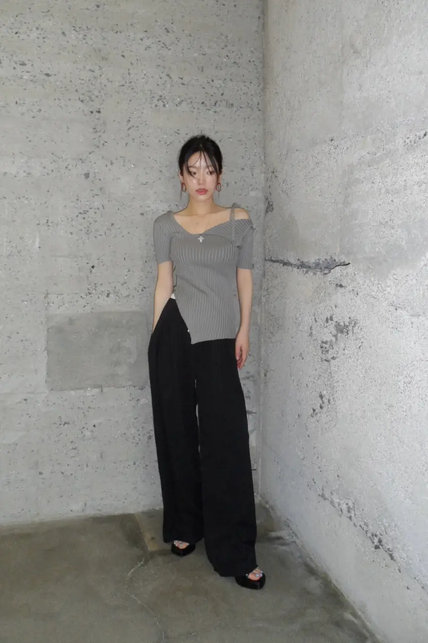 오프숄더 끈 디자인 니트 상의 상세 이미지 29