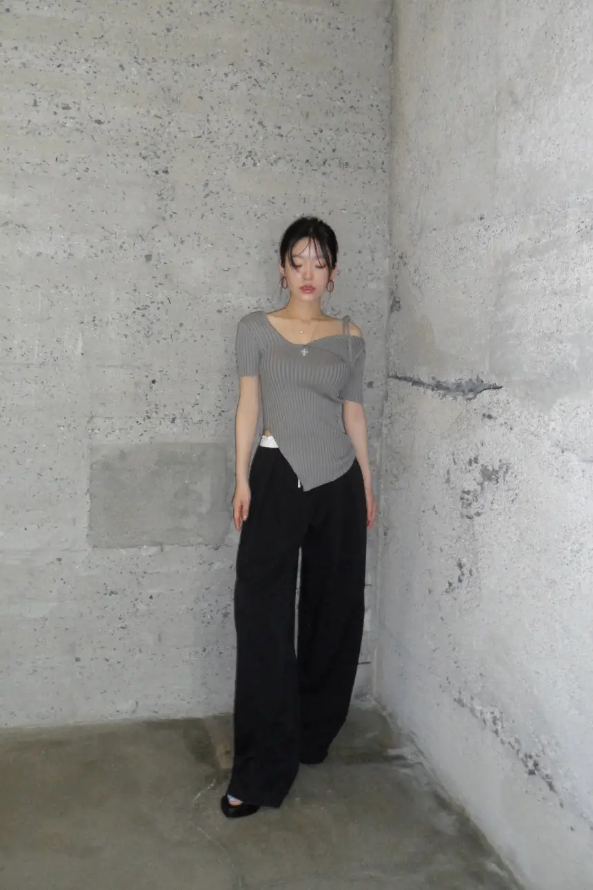 오프숄더 끈 디자인 니트 상의 상세 이미지 35