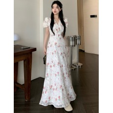 批发温柔<b class='q'>风</b>碎花泡泡袖白色连衣裙新款小众设计感韩系收腰显瘦气质长裙