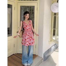 批发实拍春夏氛围感花朵连衣裙女新款黑色减龄甜美V领<b class='q'>百搭</b>短裙