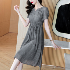 批发气质短袖冰丝<b class='q'>连衣裙</b>女夏2024新款高端奢华<b class='q'>大牌</b>遮肚中长贵夫人