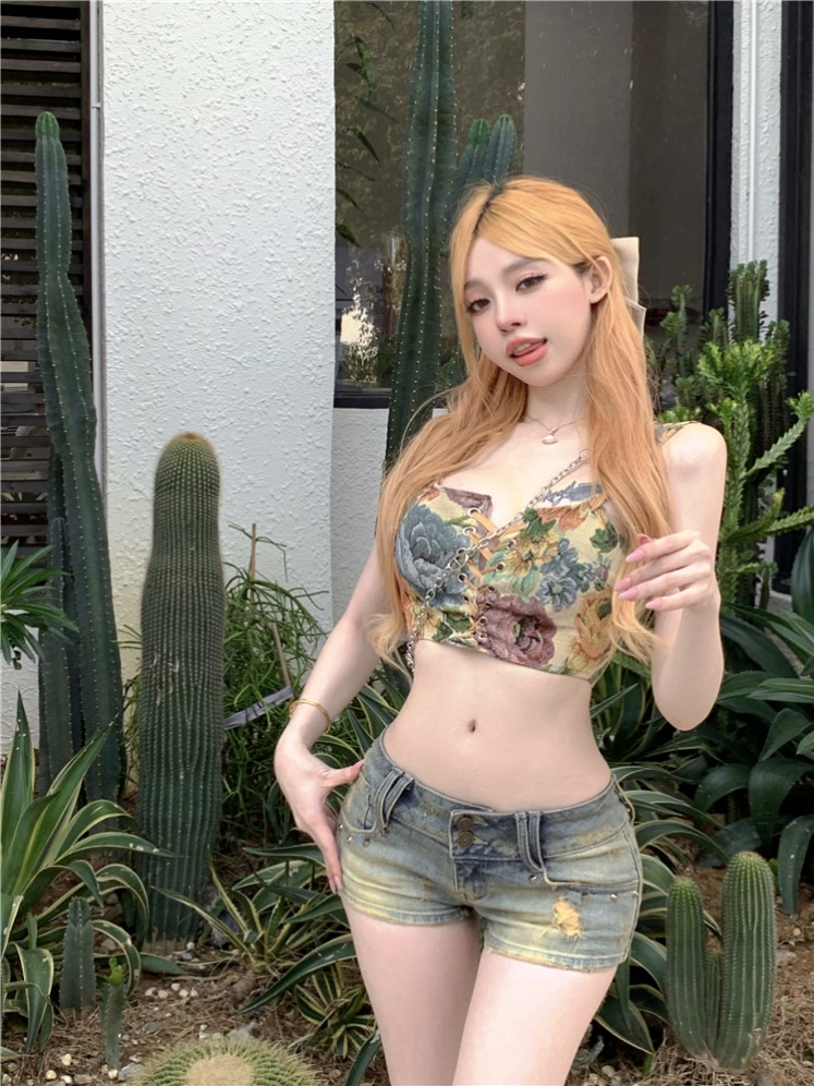 Real shot!  American hottie Liu Ding low-waisted denim super shorts slimming hip-hugging wide-leg hot pants