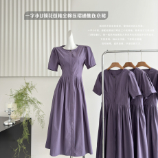 批发Dailyart “陌上紫鸢”一字小U领<b class='q'>花苞</b>袖全棉压褶通勤连衣<b class='q'>裙</b>