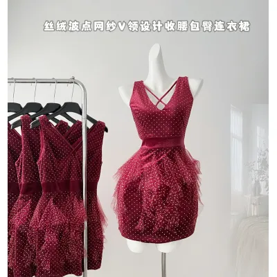 Roselyn 酒红色丝绒波点网纱蓬蓬裙女V领设计收腰包臀连衣裙