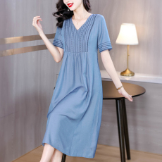 批发春夏季v领短袖<b class='q'>连衣裙女</b>宽松遮肚显瘦长款a字裙纯色高端刺绣中长裙