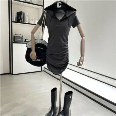 批发性感辣妹黑色v领连帽<b class='q'>连衣裙</b>2024新款女夏收腰显瘦修身包臀短裙子