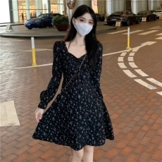 批发超火长袖碎花连衣裙女秋季新款设计感小众爆款小个子气质<b class='q'>短裙</b>子