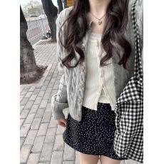 批发2026春季新款灰色纽扣绞花<b class='q'>短款</b>上衣经典百搭针织<b class='q'>开衫</b>外套毛衣JL