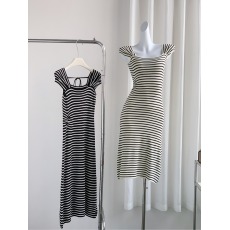 批发实拍法式高级感条纹方领连衣裙女海边气质<b class='q'>显瘦</b>露锁骨无袖a字长裙