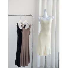 批发实拍冰丝针织吊带连衣裙女法式收腰<b class='q'>显瘦</b>弹力紧身时尚百搭中长裙潮