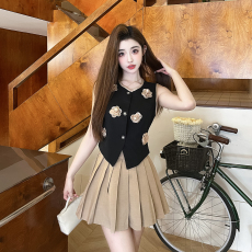 批发实拍现货小香风立体花朵无袖马甲+<b class='q'>百褶</b><b class='q'>半身裙</b> 套装