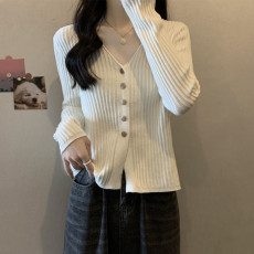 批发实拍 胖妹妹<b class='q'>大码</b><b class='q'>女装</b><b class='q'>秋装</b>软糯排扣设计感V领针织衫纯色显瘦上衣潮