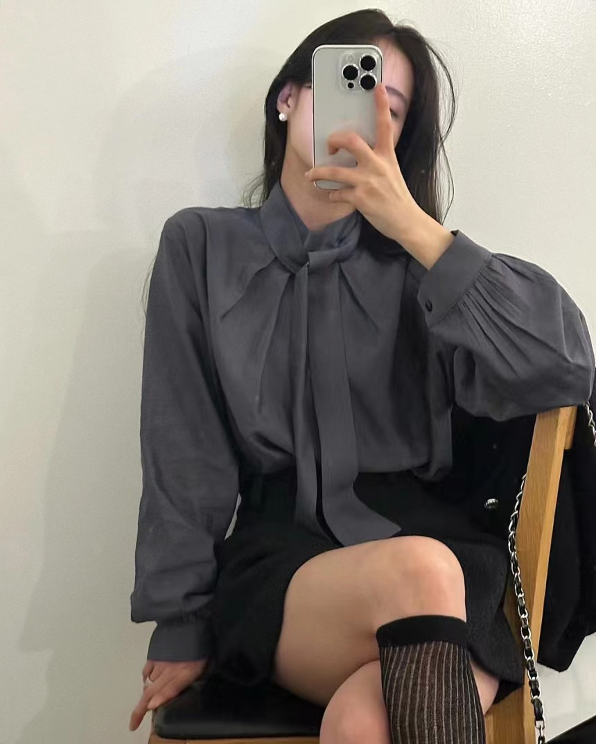 있음 선적 프랑스식 품격 스탠드 칼라 리본 나비 매듭 디자인 플리츠 슬림해 보이는 새틴 긴팔 셔츠