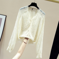 批发实拍秋季浮雕V领灯笼袖长袖衬衫chic纯色蕾丝打底衫温柔立体复古