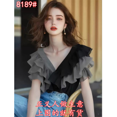 批发法式黑灰拼色荷叶边v领短袖衬衫今年流行的气质独特漂亮小衫女夏