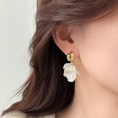 批发S925银针百搭气质温柔贝壳花朵耳环女轻奢小众高级感镶钻耳钉耳饰