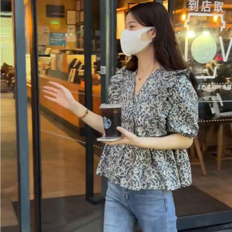 한국 스타일 여름 새로운 V넥 꽃무늬 작은 대중 반팔 맨위 새로운 패션 외국 가스 이중층 칼라 반팔 셔츠