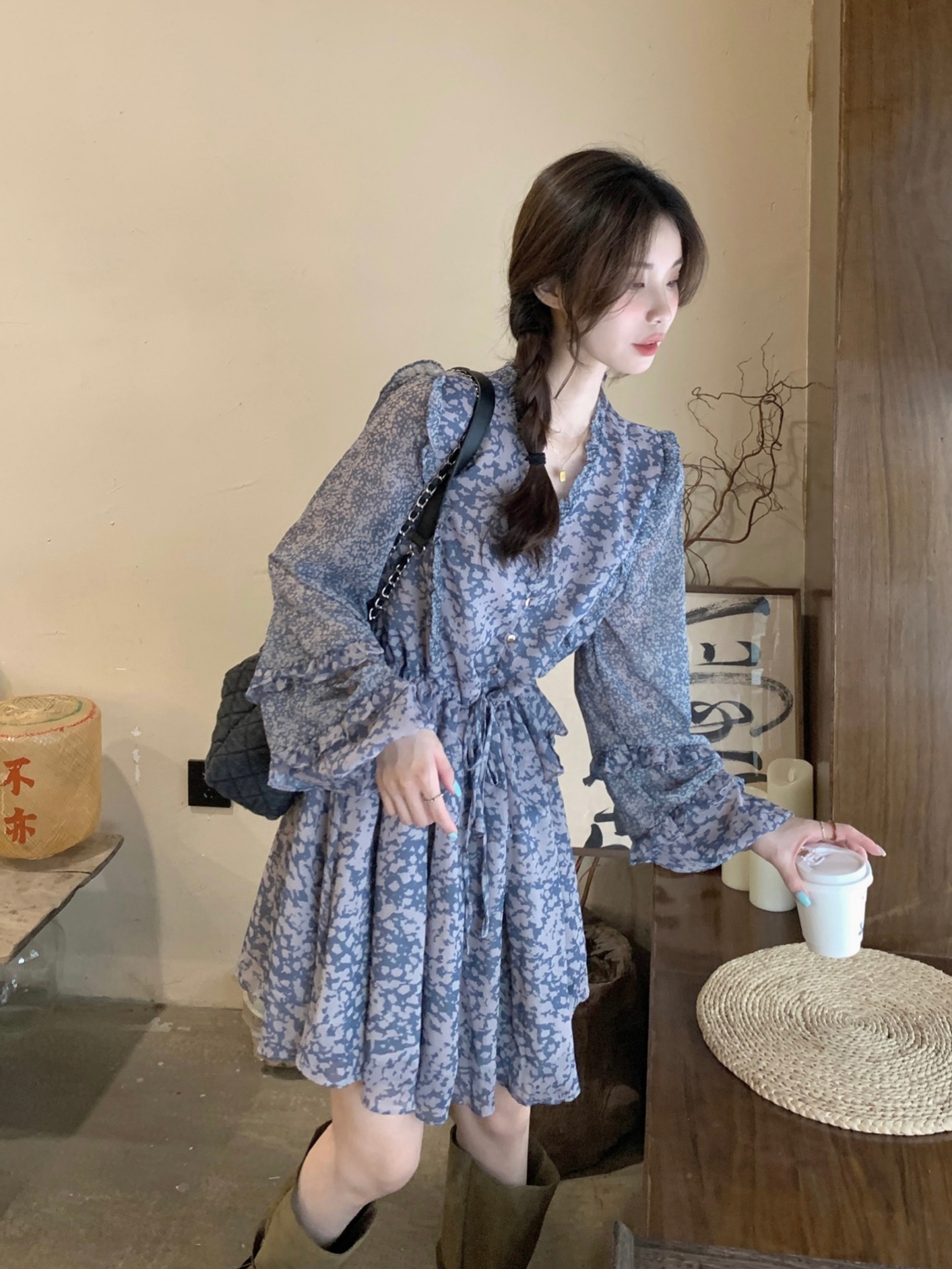 실사 정가 디스플레이 백색 안개 안개 블루 꽃무늬 치마 V넥 디자인 센스 허리 수축 슬림해 보이는 벌룬 소매 차 휴식 드레스