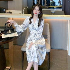 批发春装新款芙蓉缎复古v领印花<b class='q'>连衣裙</b>女甜美早春中长裙收腰碎花裙
