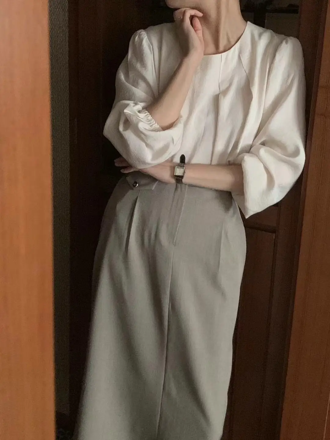 라운드넥 주름 퍼프소매 블라우스 상세 이미지 1