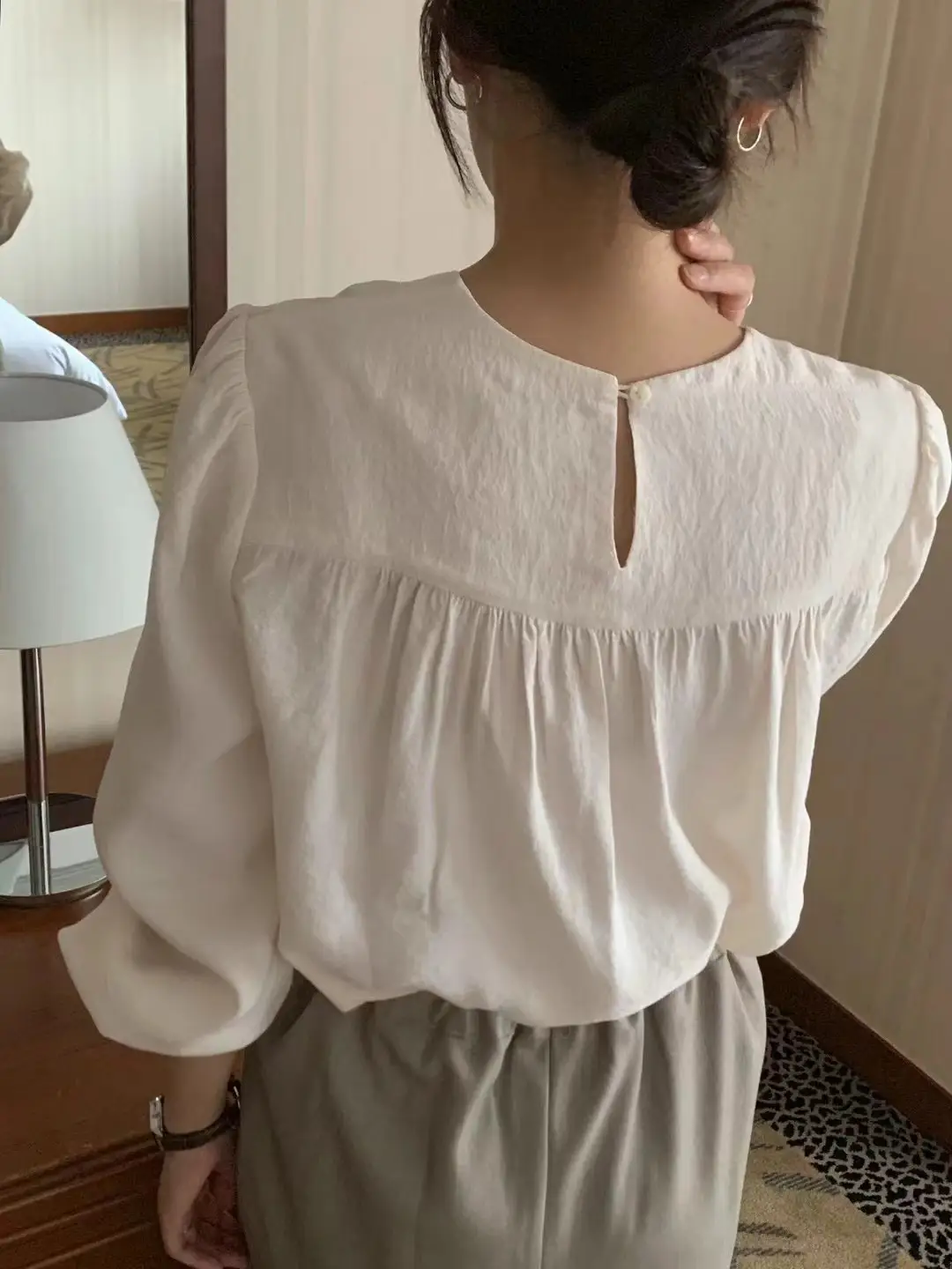 라운드넥 주름 퍼프소매 블라우스 상세 이미지 2