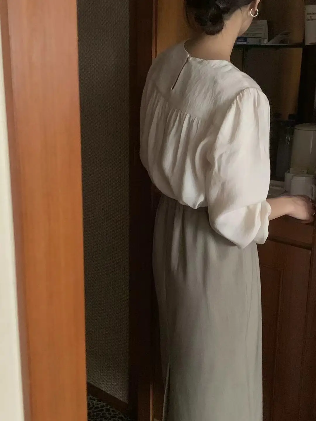 라운드넥 주름 퍼프소매 블라우스 상세 이미지 3