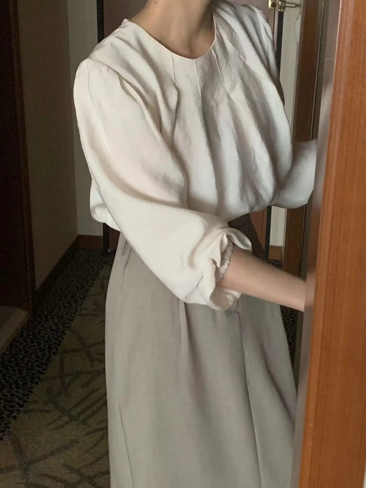 라운드넥 주름 퍼프소매 블라우스 상세 이미지 4