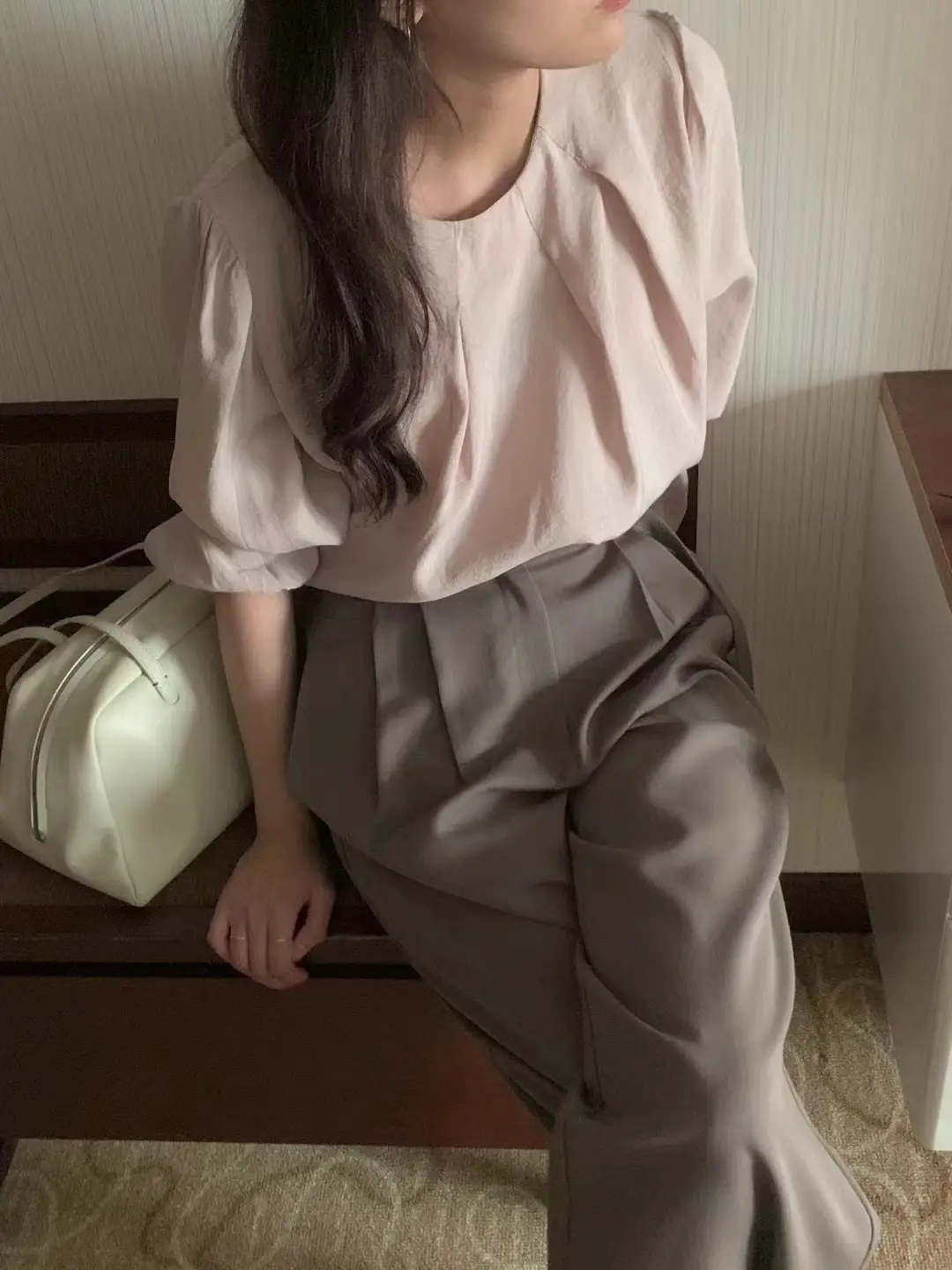 라운드넥 주름 퍼프소매 블라우스 상세 이미지 7