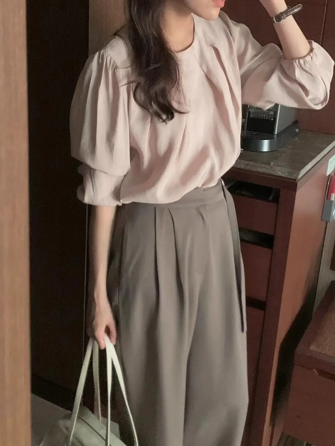 라운드넥 주름 퍼프소매 블라우스 상세 이미지 8