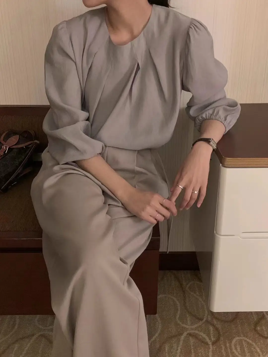 라운드넥 주름 퍼프소매 블라우스 상세 이미지 9